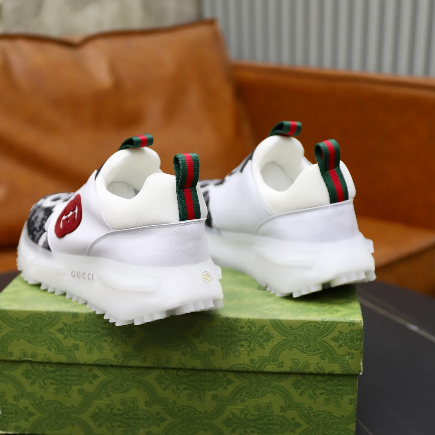 Ex-factory price: 462💰🙅‍♂️🙅‍♂️🙅‍♂️ Brand: GUCCI Standard code: 38-44 (45 customized) Grade: Same as the official website Material: Original cowhide material spliced with brand cloth Comfortable and breathable lining Lightweight and wear-resistant sports outsole Style category: Men's fashionable casual shoes Running sports shoes Distinguished luxury brand elements Top luxury color: actual picture color